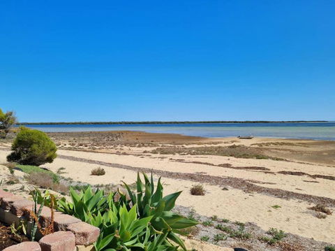 Crab Claw Cottage - Pubs and Clubs 3