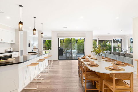Crimson Ridge - Wines, Vines And Dine - Pubs and Clubs 3