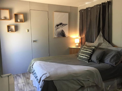 Cute Private Studio Flat With AIRCON! - Pubs and Clubs 3
