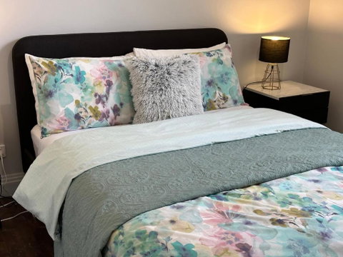 Daisy Cottage On Duke 3BR - Pubs and Clubs 4
