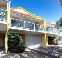 3 'Frangipani' 30 Leonard Avenue - great townhouse with air con - Pubs and Clubs