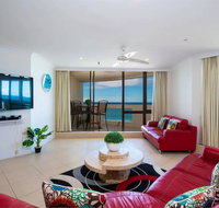 3 Bedroom Apartment - Panoramic Ocean Views - Pubs and Clubs