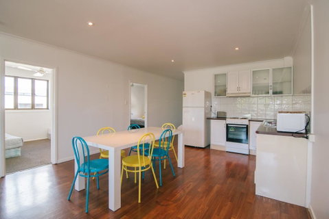 3 Bedroom Apartment / Spence St - Pubs and Clubs 1