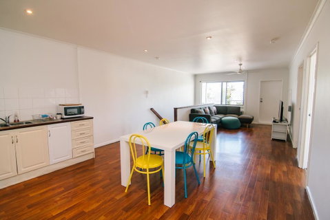 3 Bedroom Apartment / Spence St - Pubs and Clubs 3