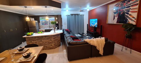 3 BEDROOM CITY ESCAPE - CHAMPAGNE STAYS Darwin - Pubs and Clubs 1