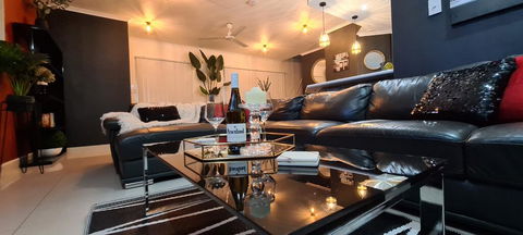 3 BEDROOM CITY ESCAPE - CHAMPAGNE STAYS Darwin - Pubs and Clubs 0
