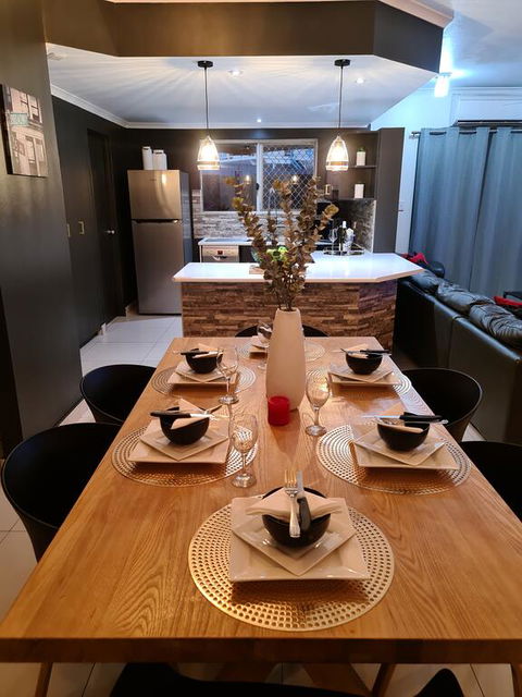 3 BEDROOM CITY ESCAPE - CHAMPAGNE STAYS Darwin - Pubs and Clubs 2