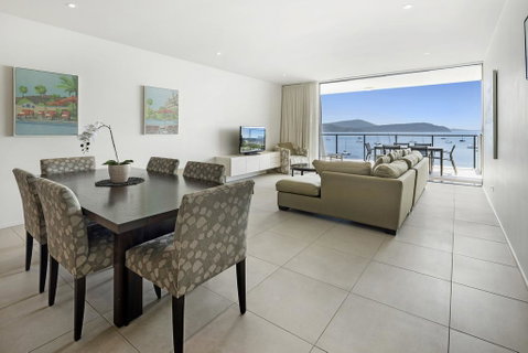 3 Bedroom Ultimate Luxury Waterfront - Go Out 3