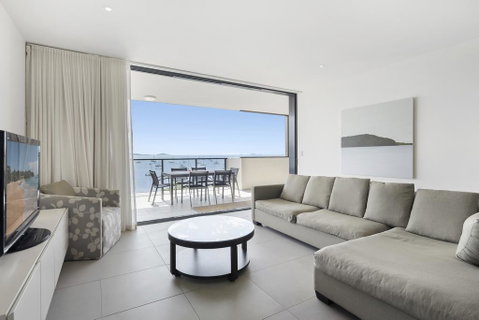 3 Bedroom Ultimate Luxury Waterfront - Go Out 1