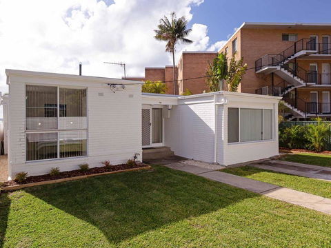 3 Lillian Street - Fantastic House So Close To The Water - Pubs and Clubs 0