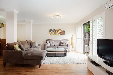3-Bed Home With BBQ Patio Near Parks And Playgrounds - Pubs and Clubs 0