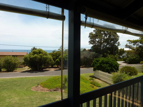 31 Elizabeth Crescent - Go Out 0