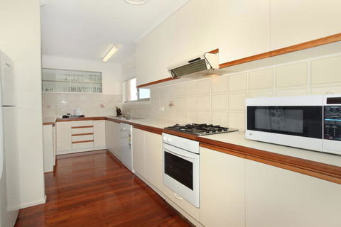 32 Barra Crescent, Coolum Beach. Bond 500, FOXTEL, WIFI, Linen Supplied - Pubs and Clubs 3