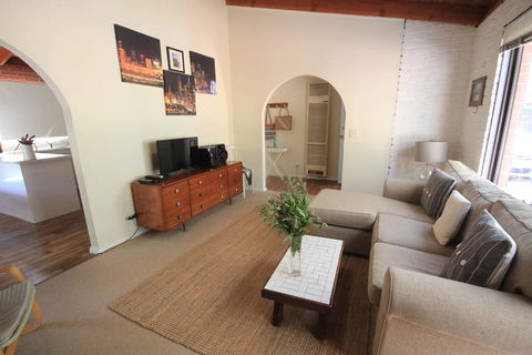 32 Owarra Street - Pubs and Clubs 3