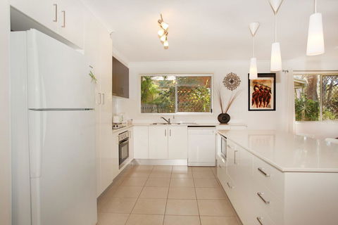 35 Santa Monica Avenue Coolum Beach, Pet Friendly, Linen Included - Pubs and Clubs 3