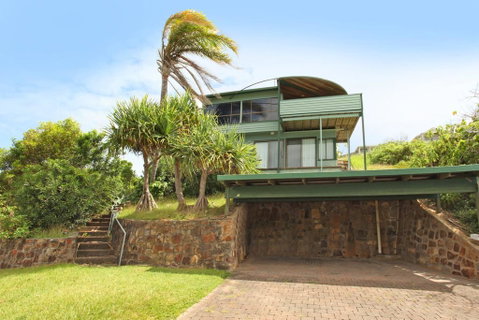 38 Pacific Terrace, Coolum Beach - Linen Supplied - Pubs and Clubs 1