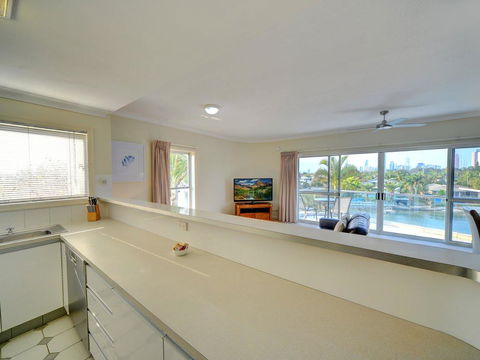 3br Broadbeach Lakefront Apartment - Go Out 2