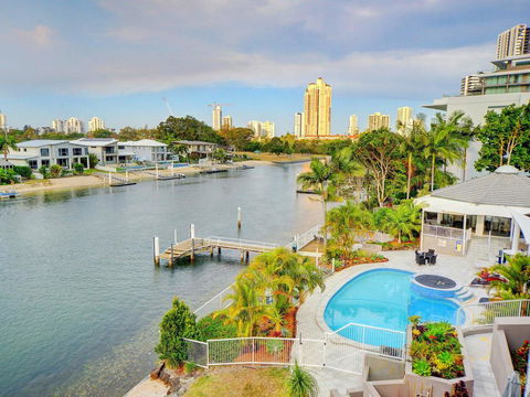 3br Broadbeach Lakefront Apartment - Go Out 1
