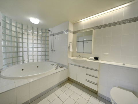 3br Broadbeach Lakefront Apartment - Go Out 3