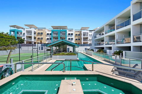 3BR Coolum Beach , Rooftop Terrace, Spa, Tennis, Pool - Pubs and Clubs 2