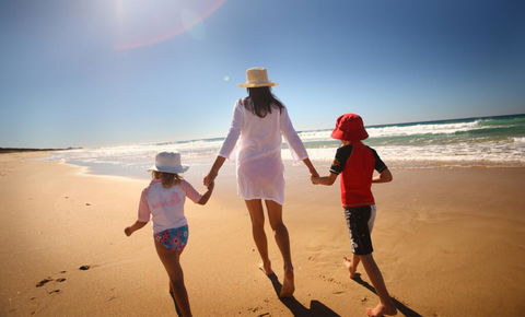 3BR Coolum Beach , Rooftop Terrace, Spa, Tennis, Pool - Pubs and Clubs 1