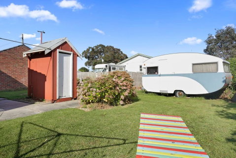 4 MONTROSE AVE - Retro Home In The Heart Of Town - Pubs and Clubs 3