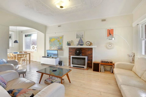 4 MONTROSE AVE - Retro Home In The Heart Of Town - Pubs and Clubs 0