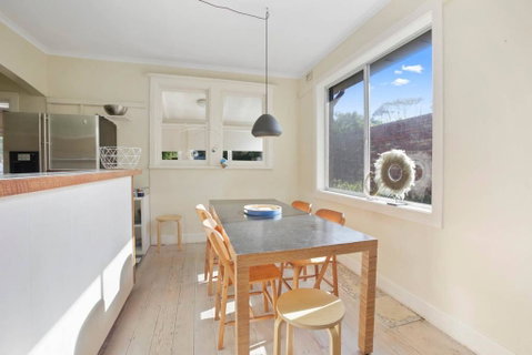 4 MONTROSE AVE - Retro Home In The Heart Of Town - Pubs and Clubs 2