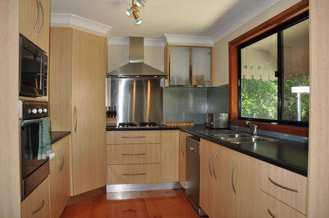 43 Double Island Drive - Two Level Holiday Home With Swimming Pool. Located Close To Beach And CBD - Go Out 3