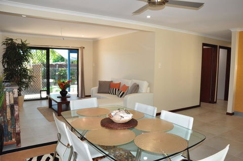 43 Double Island Drive - Two Level Holiday Home With Swimming Pool. Located Close To Beach And CBD - Go Out 1