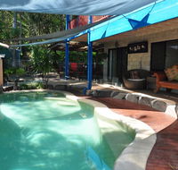 43 Double Island Drive - Two level holiday home with swimming pool. Located close to beach and CBD - Go Out