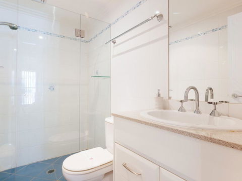 5 'The Outlook', 4 Ocean Parade - Overlooking Boat Harbour Beach And Ducted Air Conditioning - Pubs and Clubs 2