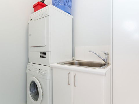 5 'The Outlook', 4 Ocean Parade - Overlooking Boat Harbour Beach And Ducted Air Conditioning - Pubs and Clubs 1