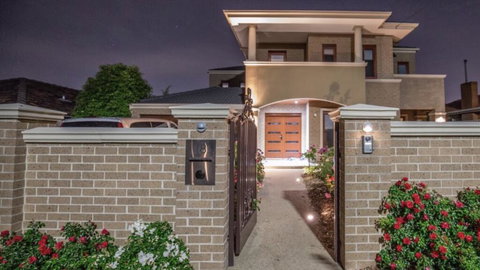 5 Star Room With Own Bathroom - Singles, Couples, Families Or Executives - Pubs and Clubs 1