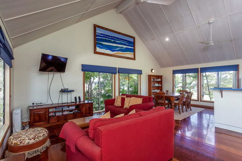 6 Ilmenite Avenue - Coastal Beach Shack Within Walking Distance To Patrolled Beach And CBD, - Go Out 0