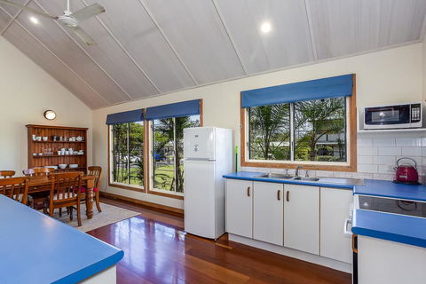 6 Ilmenite Avenue - Coastal Beach Shack Within Walking Distance To Patrolled Beach And CBD, - Go Out 1
