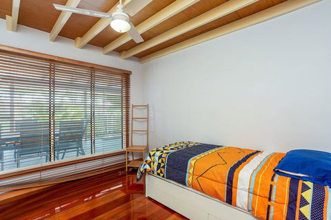 6 Ilmenite Avenue - Coastal Beach Shack Within Walking Distance To Patrolled Beach And CBD, - Go Out 2