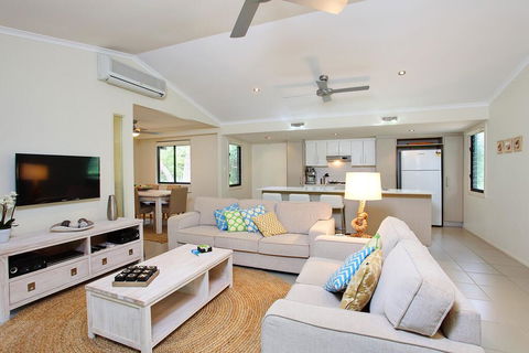 6 Orania Court - Rainbow Shores, Absolutely Gorgeous Beach Side Property Within 200 Metres Walk To The Beach - Go Out 0