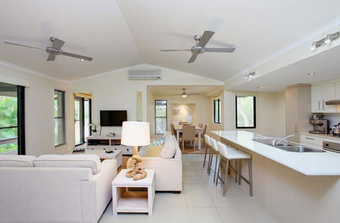 6 Orania Court - Rainbow Shores, Absolutely Gorgeous Beach Side Property Within 200 Metres Walk To The Beach - Go Out 1
