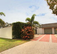 6 Petrie Ave Marcoola Pet Friendly Linen supplied - Pubs and Clubs