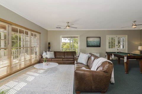 65 Main Guesthouse - Pubs and Clubs 2