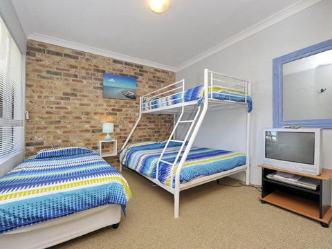 73 'Bay Parklands', 2 Gowrie Avenue - Solar Heated Pool, Spa, Tennis Court & Views - Pubs and Clubs 1