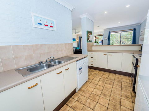 73 'Bay Parklands', 2 Gowrie Avenue - Solar Heated Pool, Spa, Tennis Court & Views - Pubs and Clubs 2