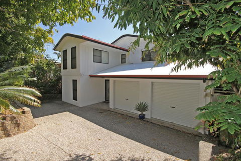 8 Springfield Avenue - Pet Friendly, Linen Included - Pubs and Clubs 0