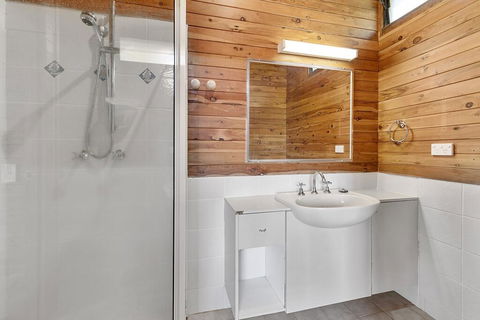 8 Yarrong Road - Pubs and Clubs 3