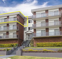 9 'Adriana' 83 Ronald Avenue - fabulous views  aircon - Pubs and Clubs