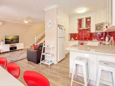 9 'Bushmans', 24 Tomaree Street - Air Conditioned, Centrally Located To Town - Pubs and Clubs 3