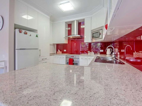 9 'Bushmans', 24 Tomaree Street - Air Conditioned, Centrally Located To Town - Pubs and Clubs 2