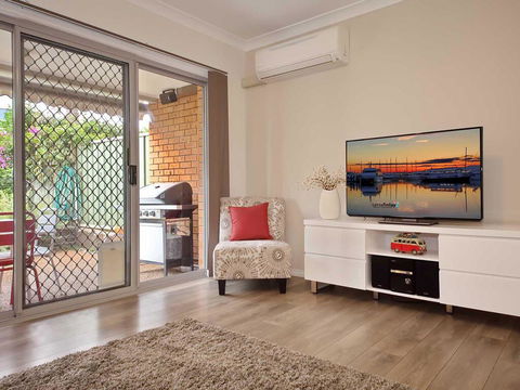 9 'Bushmans', 24 Tomaree Street - Air Conditioned, Centrally Located To Town - Pubs and Clubs 1