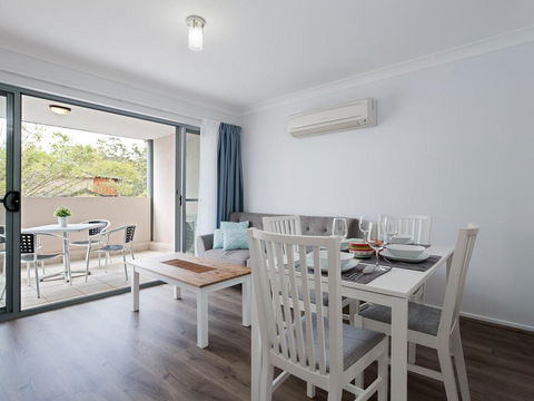 9 'Shoal Bay Beach Apartments' 2 Shoal Bay Road -air Conditioning And Complex Swimming Pool - Pubs and Clubs 2